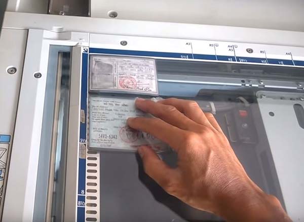 Đặt chứng minh thư lên mép khay Đặt chứng minh thư lên mép khay