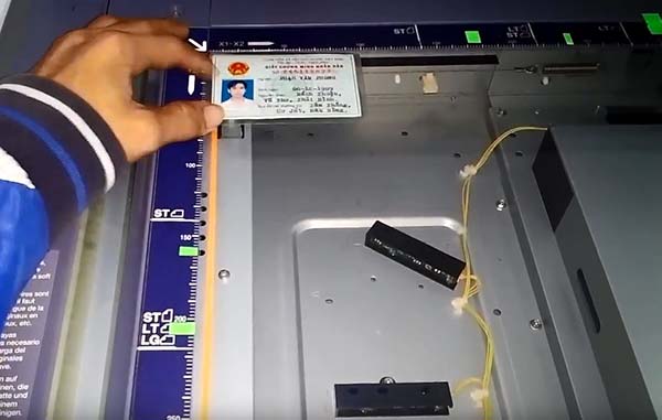 Đặt chứng minh thư vào mép mặt kính Đặt chứng minh thư vào mép mặt kính